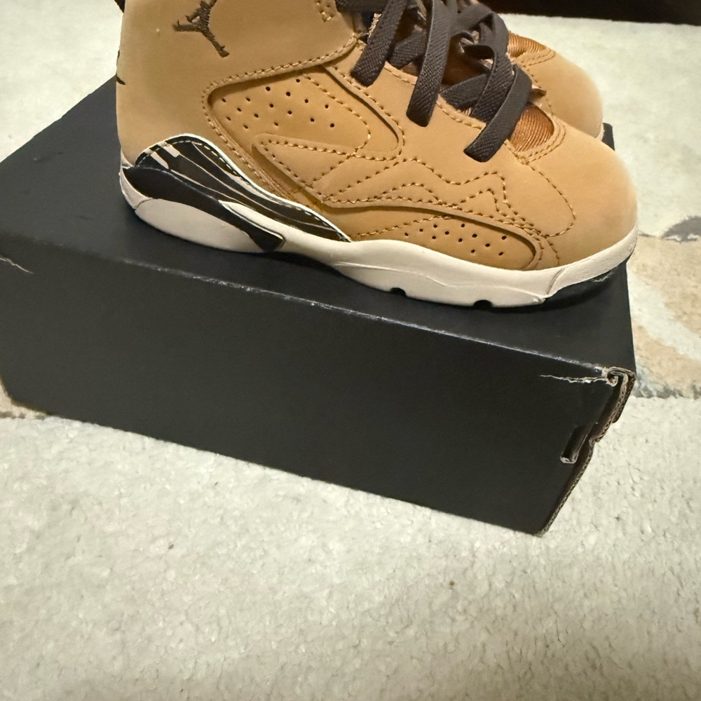 Jordan MVP 8C Sandrift/ BAROQUE Sneakers Box- LIKE NEW - Picture 3 of 7